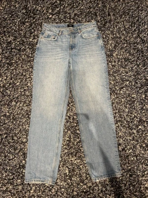 Ljusblå raka jeans från Vera Moda - Säljer ett par ljusblå jeans från vera Moda, med rak passform och klassisk femficksdesign. Jeansen har är tillverkade i denim med en lätt tvättad look. Perfekta för en avslappnad och trendig stil.