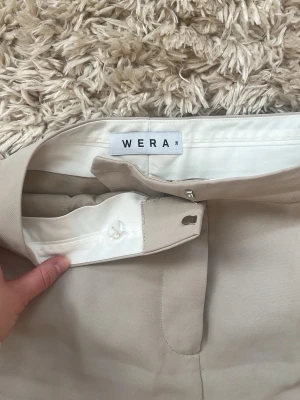kostymbyxor från Wera - Beige kostymbyxor från Wera med pressveck och rak passform. Är i mycket bra skick, använda endast ett fåtal gånger och är perfekta nu till sommaren🩷