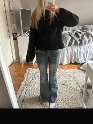 Blå bootcut jeans med låg midja - Säljer ett par blå lågmidjade jeans som jag inte använder längre, köpte på en secondhand butik men är i väldigt bra skick. Skriv om ni vill ha fler bilder på hur de ser ut💞