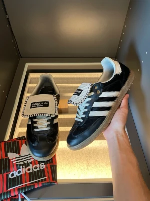 Adidas Walesbonner - Storlek 43 | Påse till skorna ingår | Defekter syns på bild | Lite osäker på äkthet | Bara att höra av dig vid funderingar👑
