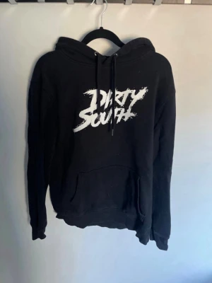 Svart dizzy merch dirty south - Säljer en svart hoodie från dopets dizzy merch använd typ 2-5 gånger nyskick storlek M 