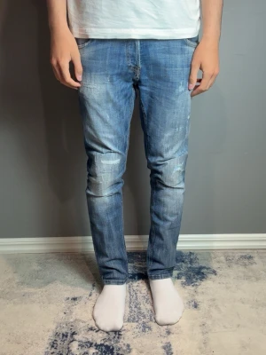 Jack and Jones jeans - Fint skick. Han på bild är 185cm, 77kg!