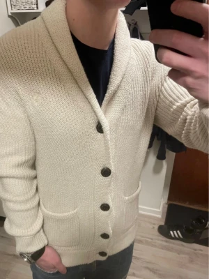 Cardigan stickad - Snygg abercrombie &fitch vit cardigan. Perfekt förlite kyligare sommar kvällar. Är small men passar som medium. Väldigt bra skick, tveka inte att fråga frågor😁 