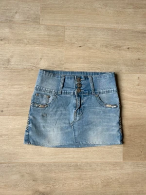 Ljusblå Y2K Mini Skirt Jeanskjol Silver Diva Embroidery Storlek XXS - Mycket fin kjol i blå färg. Kjolen är i mycket bra skick och sparsamt använda. |  Äkta som allt annat jag säljer! ✅ |  Storlek: XXS / 32 | Skick: Mycket Bra Skick | Färg: Blå | Märke: Silver Diva | Modell: Kjol |   Hör gärna av dig vid frågor så svarar jag så fort jag kan! 😁 |  (SKU - 155)