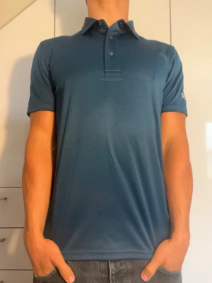 Blå pikétröja från Oscar Jacobson - Blå piké från Oscar Jacobson. Strl S. Inga defekter. Modellen är 178 cm och väger 77 kg. Hör gärna av dig vid frågor!