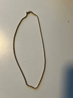 Halsband guld - Säljer detta stilrena guldhalsband i en twistad form. Bara använd ett fåtal gånger. Hör av dig vid minsta fundering!