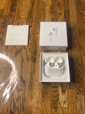 Apple AirPods 4 - Säljer ett par vita Apple AirPods 3. Snygg och kompakt design i plast, perfekt för dig som vill ha grymt ljud och smidig anslutning till din iPhone eller andra Apple-prylar. Levereras i originalförpackning.  Inga konstigheter med bluetooth. 