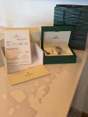RoIex silver/guld klocka - Snygg RoIex  klocka med tvåfärgad länk i silver och guld samt mörk urtavla Allt på bilden medföljs 