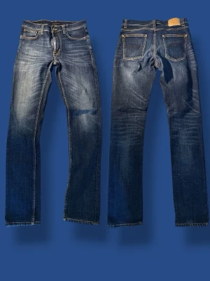 Nudie jeans Lean Dean 30/34 *fin wash* - Nu säljer vi ett par feta nudie jeans Lean Dean i storlek 30/34. Skicket är otroligt bra och har fina washes! Midja: ish 38cm. Längd: ish 108cm.