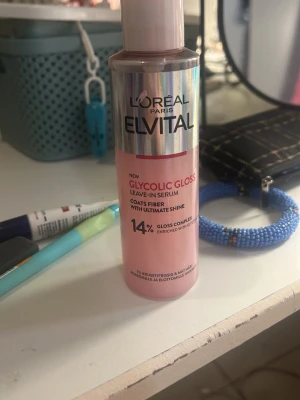 L'Oréal Elvital Glycolic Gloss serum - L'Oréal Paris Elvital Glycolic Gloss leave-in serum för håret. Helt ny! Använd endast 1 gång