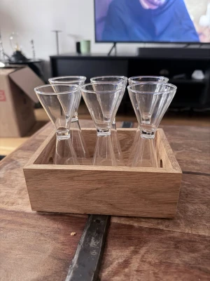 6 stycken dubbelsidiga shotglas från sagaform  - Säljer 6 stycken dubbel sidiga shotglas från sagaform, ena sidan rymmer 2 cl och den andra 4 cl med tillhörande trä låda. Aldrig använd 