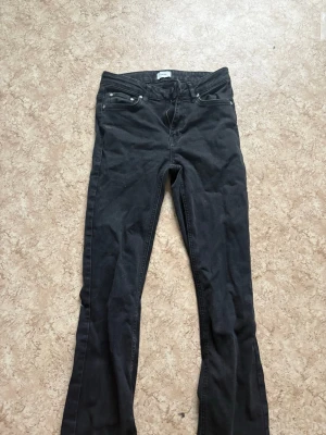 Svarta skinny jeans från Grunt - Säljer ett par svarta skinny jeans från Grunt med klassisk femficksdesign och dragkedjegylf. Jeansen har smal passform och är tillverkade i ett stretchigt material för extra komfort. Perfekta till en avslappnad streetstyle-look.