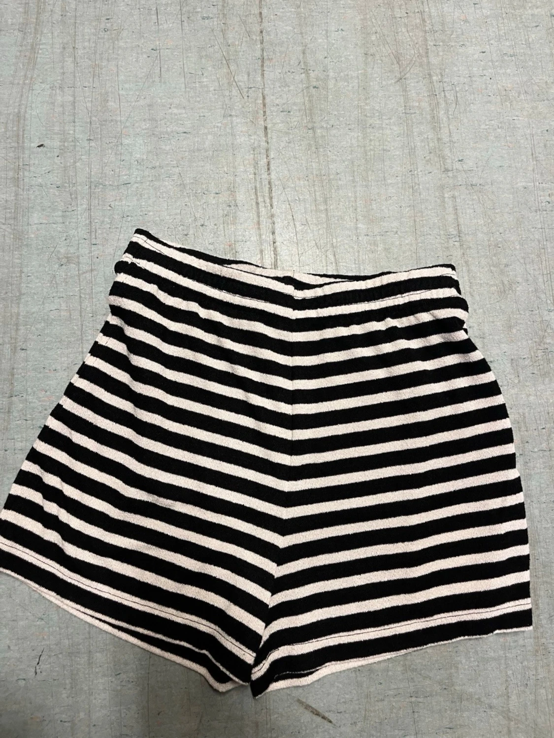 Randiga shorts i svart och vitt