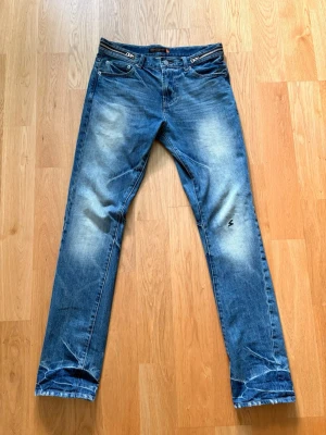 Undercover chaos jeans - Jätte sällsynta undercover jeans. Väldigt bra skick. Jätte bra kvalitet och detaljerna är som dom ska så dem är förmodligen äkta. Köpte dem på Vinted och han jag köpte dem ifrån sa att de va äkta. Hör av er vid pris förslag eller andra frågor ✌️
