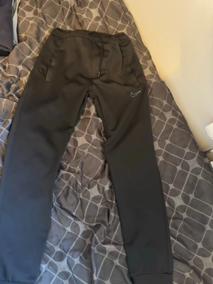 Svarta mjukisbyxor  Nike - Simpla svarta Nike byxor storlek S