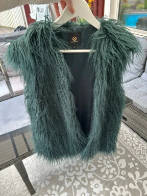 Faux fur väst - Grön väst i fuskpäls, storlek S men passformen är mer som en M💚 