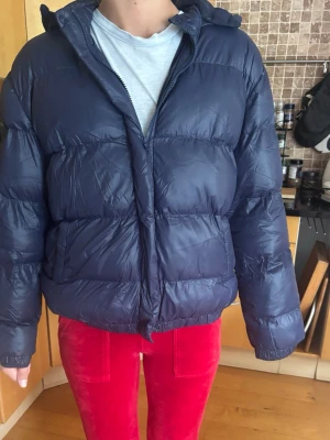 Vinterjacka - Jättefin mörkblå jacka som passar till höst/vinter. Är i storlek S från Design Amor. Köptes i vintras men kommer inte till användning då jag har andra jackor. Lappen där det står ”design amor” är lite sönder men sitter fof kvar 💓 nypris 499kr