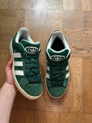 Gröna Adidas Campus  - Gröna Adidas Campus i mycket bra skick utan orginallåda!
