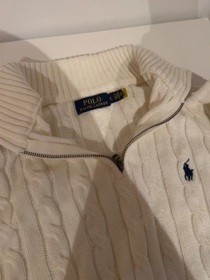  Polo Ralph Lauren halv Zip  -  Hej, jag säljer ny min polo Ralph Lauren Halal Zip för att jag inte använder den längre. Den är använd max fem gånger och ser helt ny ut. Perfekt för dig som vill sticka ut lite grann och ha en Clean stilren outfit