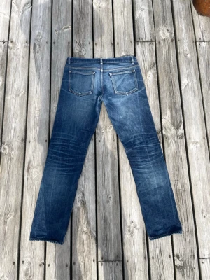 Selvedge A.P.C jeans - Selvedge apc jeans i storlek W31. Säljs för 1000-1200 medans jag säljer dessa för endast 899kr! Hör gärna av er vid intresse.