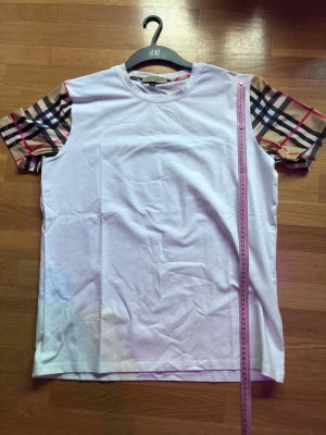 Burberry t shirt - Säljer en vit burberry t shirt! Helt ny aldrig används👍. Påse och tags fås med vid köp💸 fraktas direkt efter köp🚛