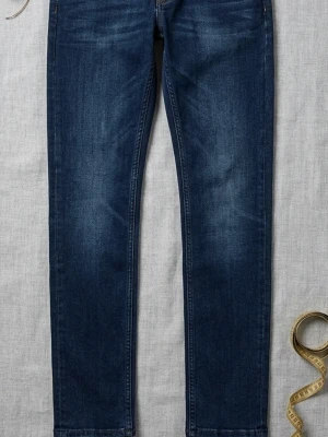 Mörkblå skinny jeans - Snygga mörkblå skinny jeans med klassisk femficksdesign och lätt slitna detaljer framtill. Jeansen har en smal passform och normal midja. Perfekta till en avslappnad streetstyle-look. Materialet är troligtvis bomull med stretch för extra komfort.