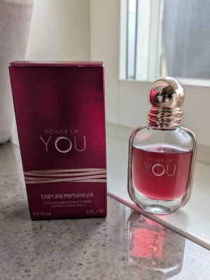 Power of You parfym från Emporio Armani - OBS Kan även fixa fri frakt, kontakta mig innan köp. 🌸 Power of You parfym från Emporio Armani med elegant glasflaska och rund guldfärgad kork. Parfymen har en djup röd färg och flaskan är dekorerad med stilren text i guld. Perfekt för dig som gillar lyxiga dofter. 30 ml parfymflaska, använd lite. 🌸 