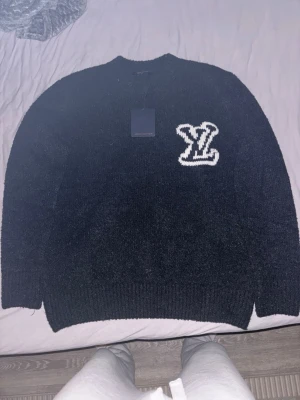 Svart tröja  - En helt ny svart tröja passar till båda small/medium i storlek då den är oversized herr 