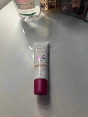 Lumene CC Cream 0.5 Light - Lumene CC Color Correcting Cream i nyansen 0.5 Light. Perfekt för dig som vill ha en lätt foundation.