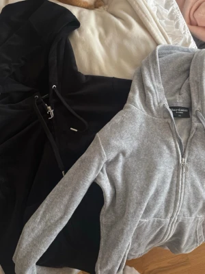 Grå och svart Juicy Couture hoodie - Två hoodies från Juicy Couture som är i fint skick, de går bra att köpa en utav dom bara att höra av sig men de kostar 500 styck💕 svarta är i storlek s, den grå i xs