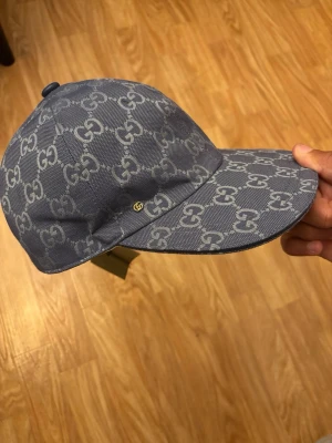 Gucci keps  - Säljer en snygg Navy blå Gucci keps  helt oanvänd