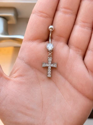 NY Oanvänd - Navelpiercing  - 🔥 ERBJUDANDE: Få 30% rabatt när du köper 2 valfria piercingar! 🔥  Passa på att fynda och uppdatera din smyckessamling 💖 Skicka ett meddelande vid intresse eller frågor!