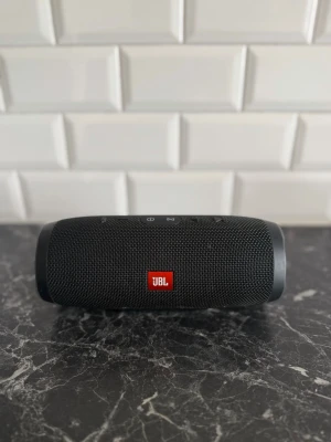JBL Charge 3 - Snygg svart högtalare från JBL som är vattentålig och fungerar felfritt. Kartong saknas. Kabel medföljer. 
