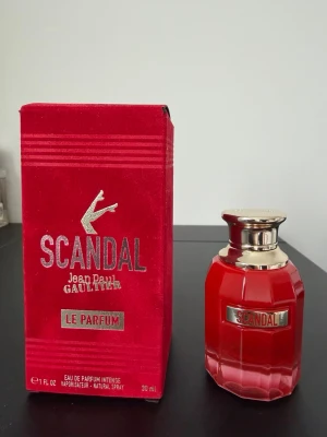 Scandal Le Parfum av Jean Paul Gaultier - Säljer Scandal Le Parfum by Jean Paul Gaultier 30 ml. Cirka 25 ml återstår i flaskan. En söt, varm och feminin doft med en elegant och sensuell karaktär. Passar både till vardags och till speciella tillfällen. Se bilder för skick.
