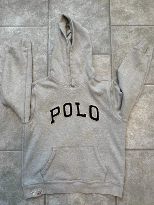 Polo hoodie  - Säljer nu denna feta polo hoodie, köpt här på plick för 900 kr, inget stort täcken på användning. Jag är 171 och den passar mig perfekt. Vid funderingar tveka inte att skicka. 
