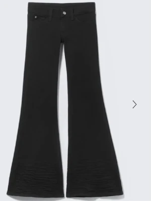Cheap Monday jeans - Jätte snygga cheap Monday jeans, har sytt in dom lite I boot cuten eftersom dom var väldigt utsvängda men de är fortfarande boot cut! ❤️ har även klippt dem lite längst ner och de passar mig som är 162❤️ har tyvärr klippt bort storleks lappen och kommer inte ihåg vilken storlek men skulle gissa att de är 25 eller 24. Ungefär xxs/ xs
