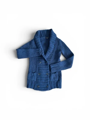 Blå stickad kofta från Massimo Dutti - Snygg blå stickad kofta från Massimo Dutti med dubbelknäppning och två framfickor. Koftan har en bred sjalkrage och ribbstickade muddar. Perfekt för lager-på-lager och en chill look.