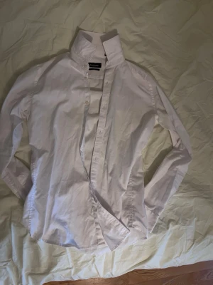 Dressmann skjorta vit S slimfit - Använd en eller två gånger, storlek S, slimfit. Fint skick och funkar bra under kostymer