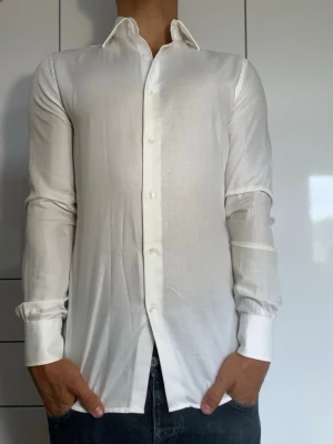 Vit skjorta från J.Lindberg - Vit skjorta från J.Lindberg i 100% bomull. Strl 38/S. Lite missfärgad på insidan av kragen. Modellen är 178 cm och väger 77 kg. Hör gärna av dig vid frågor!