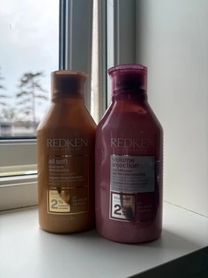 Redken schampo och balsam duo - Säljer mitt Redken All Soft Shampoo och Redken Volume Injection Conditioner. Perfekt kombination för dig som vill ha ett hår som känns både mjukt, återfuktat och fylligt.  Produkterna är använda men har fortfarande mycket kvar. Säljs då de inte kommer till användning längre.  💜 All Soft Shampoo – återfuktar och ger glans till torrt hår. 🤎 Volume Injection Conditioner – ger volym utan att tynga ner håret.  Kan säljas tillsammans eller separat. Hör gärna av dig vid frågor eller intresse! 💌
