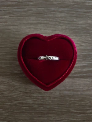 Silverfärgad ring med stjärndetalj - ring i storlek 17,7mm, silverfärgad. 