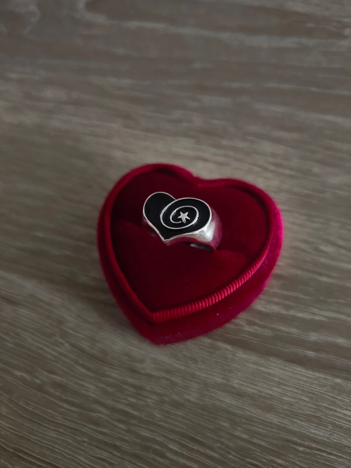 Silverfärgad ring med svart hjärtdesign - 1