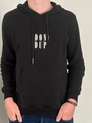 Dondup hoodie - Tjena, säljer nu denna riktigt snygga Helmut Lang hoodie i Stl S . Den är i riktigt bra skick. Nypris 4000✅Vid minsta funderingar så är det bara att höra av sig//Allt gott