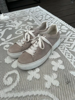 Sneakers Gabor - Beigea sneakers från Gabor i storlek 40, de är använda men fortfarande i gott skick🌸Köparen står för frakt.