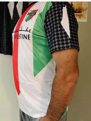 Palestino fotbollströja med tryck - Snygg fotbollströja från Palestino med röd, vit och grön design framtill, klubbmärke på bröstet och svartmönstrade ärmar. Baksidan har svart tryck och text på flera språk. Tillverkad i lätt och ventilerande material, perfekt för träning eller match.