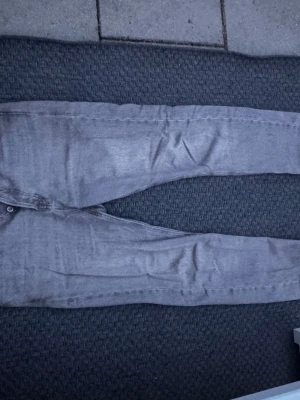 Jack and Jones jeans - Ett par grå Jack and Jones jeans. Storlek 27/30 modellnamn relaxed/ chris
