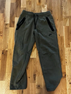 Mörkgröna mjukisbyxor från Nike - *HERR*  Gröna mjukisbyxor från Nike.   Storlek S.   Bra skick inget att anmärka