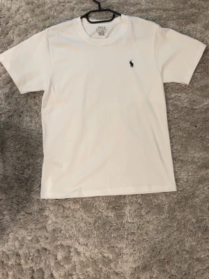 Polo Ralph Lauren T-shirt vit - Vit T shirt från Polo Ralph Lauren, funkar till båda könen. Passar som sin storlek. Skickas samma dag. Äkta. 