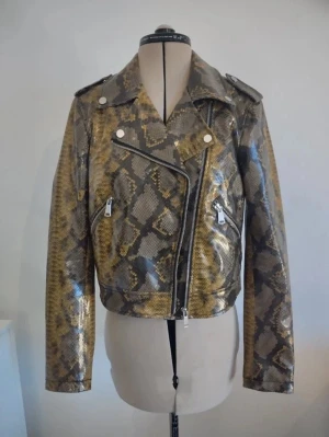 Trendig tuff ormskinns fejkläder mc biker jacka Zara - Fin jacka i ormskinnsmönster från Zara. Storlek small och i mycket bra skick. 