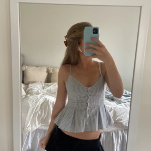 Zara topp - Jättesnygg topp från Zara som inte används! Den har tyvärr gått sönder innanför men inget som syns💘💘(fråga om bild) köptes i somras. En knapp har ramlat av!